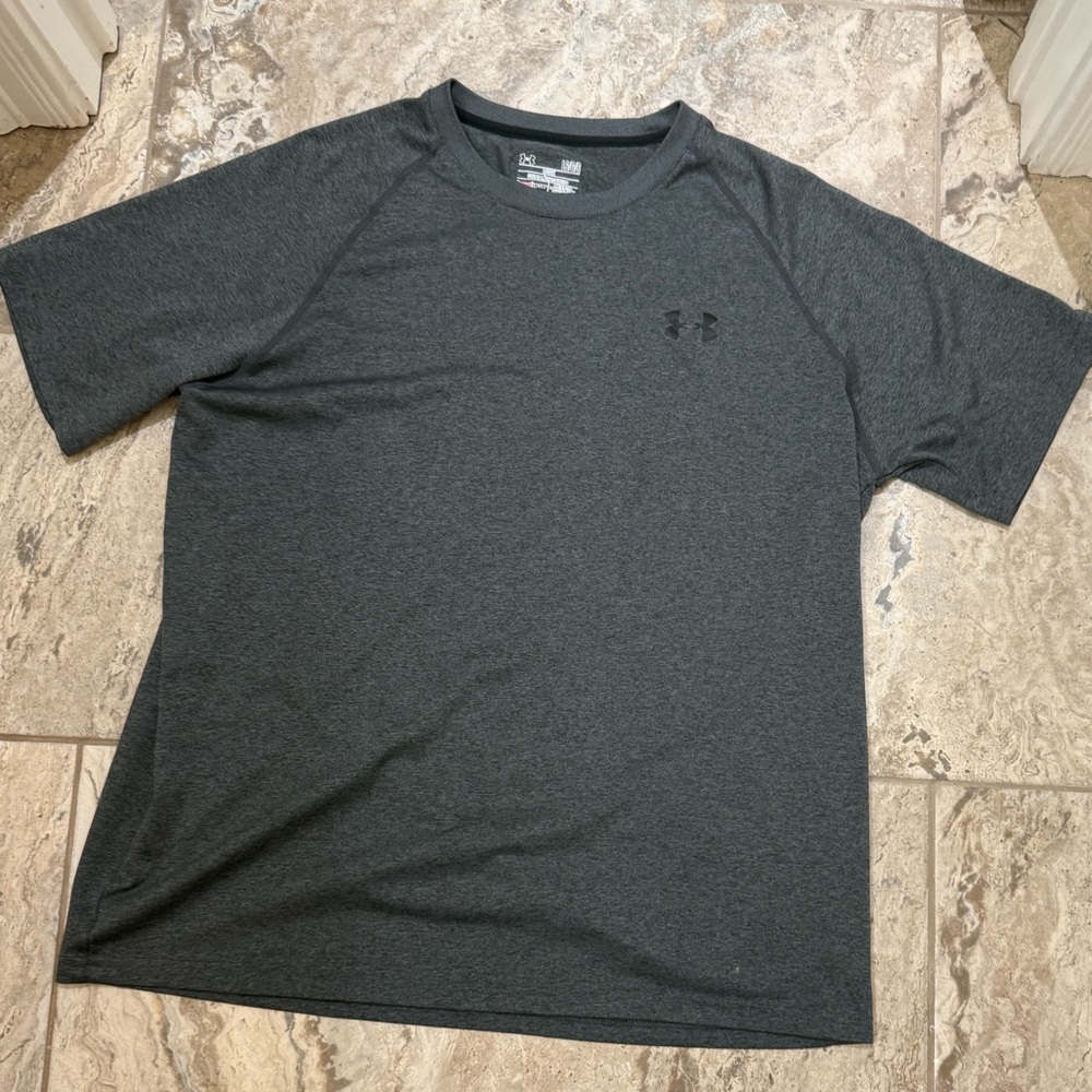 Like New Size large Under Armour  Gray T-Shirt